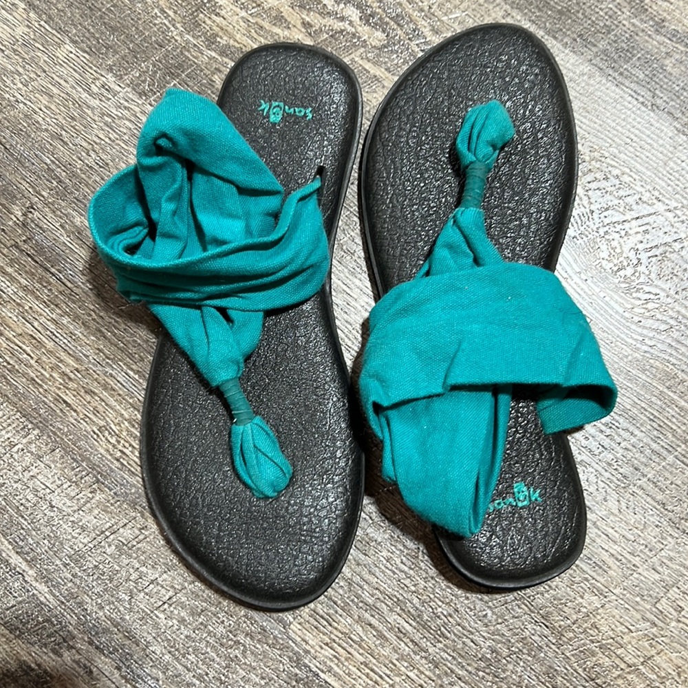 Sanuk size 7 sandals